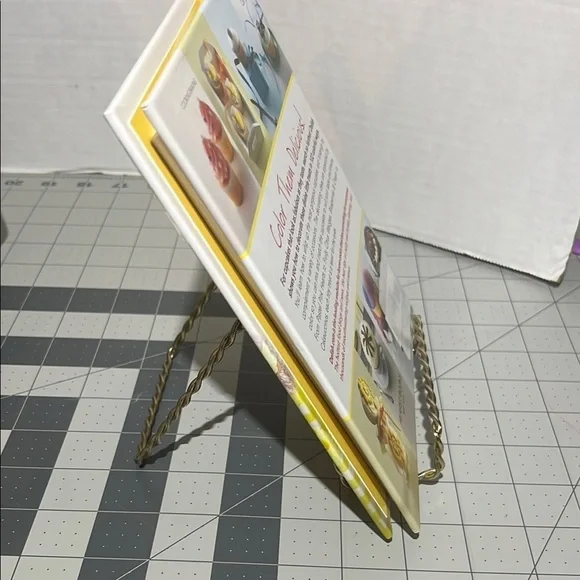 Delish Cupcakes by Color Book - Picture 4 of 8